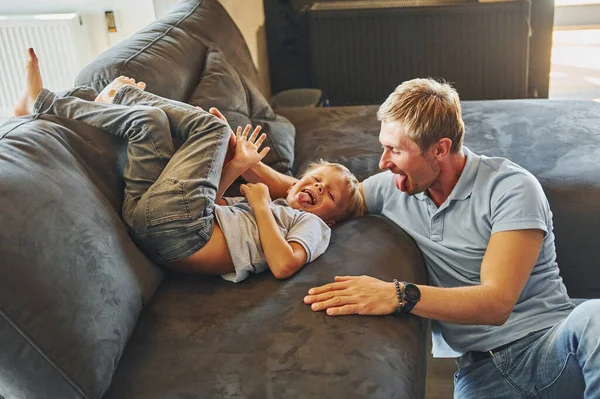 Παίζοντας Και Διασκεδάζοντας Πατέρας Και Γιος Είναι Στο Σπίτι Μαζί — Φωτογραφία Αρχείου