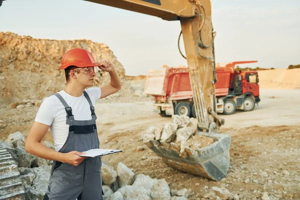 Mirando Objeto Lejano Trabajador Uniforme Profesional Está Pozo Del Préstamo — Foto de Stock