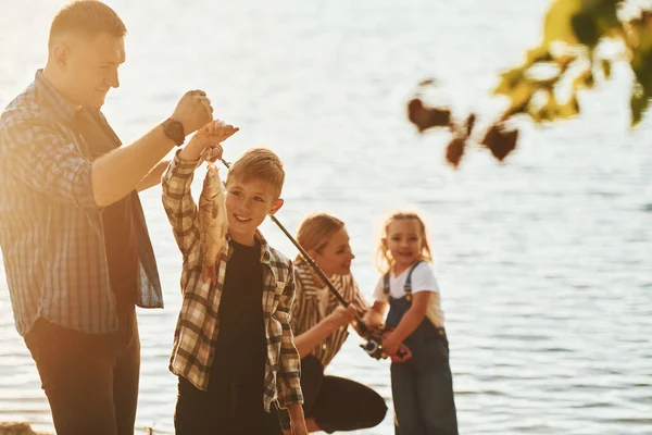 Illuminato Dalla Luce Del Sole Padre Madre Con Figlio Figlia — Foto Stock