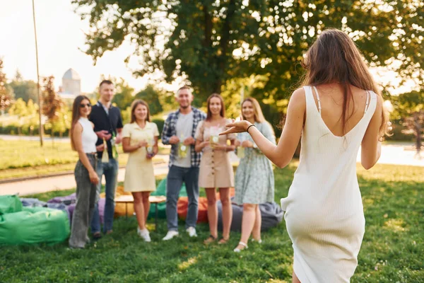 Staande Met Cocktails Groep Jongeren Geeft Overdag Een Feestje Het — Stockfoto