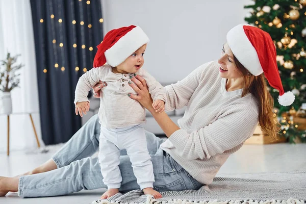 庆祝圣诞节 妈妈和她的小女儿一起呆在家里 — 图库照片