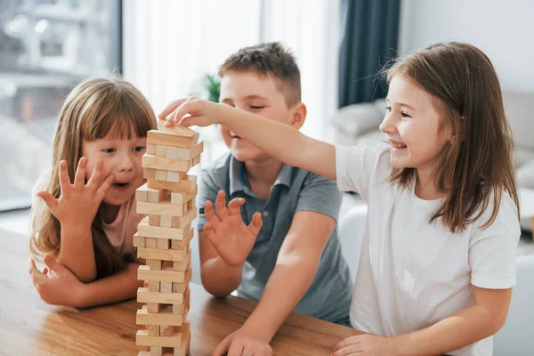 Fokuserade Tornspelet Barn Som Har Roligt Vardagsrummet Tillsammans — Stockfoto
