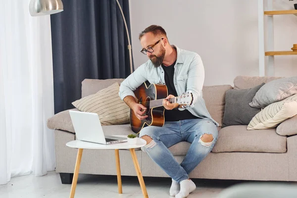 Proceso Composición Hombre Ropa Casual Con Guitarra Acústica Está Interior — Foto de Stock