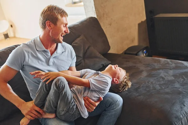 Emozioni Positive Padre Figlio Sono Casa Insieme — Foto Stock