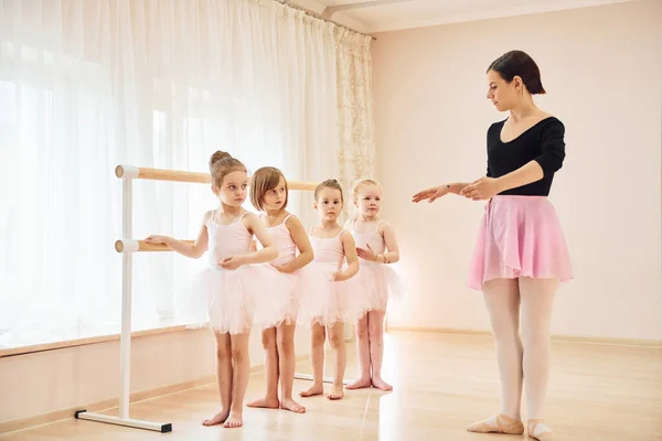 Entrenador Enseña Los Niños Pequeñas Bailarinas Preparándose Para Actuación Practicando —  Fotos de Stock