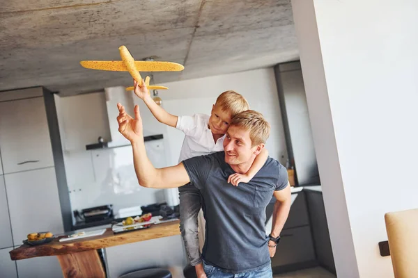 Giocando Con Aereo Giocattolo Giallo Padre Figlio Sono Casa Insieme — Foto Stock