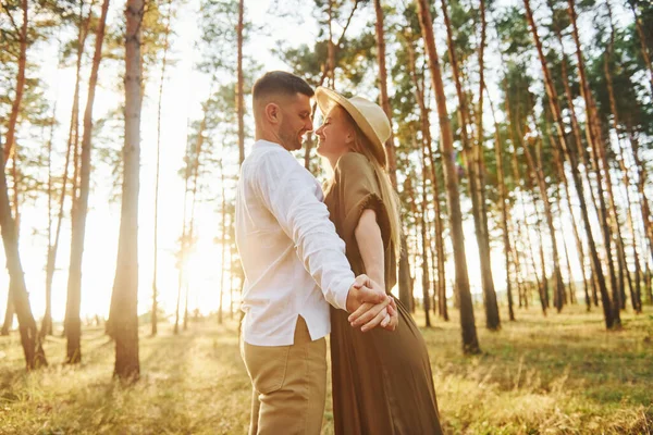 Clima Cálido Pareja Feliz Está Aire Libre Bosque Durante Día —  Fotos de Stock