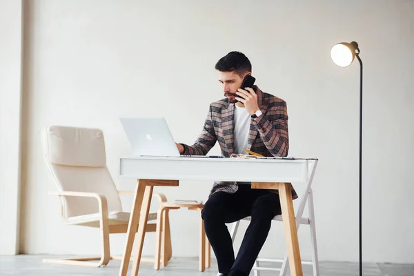 Sienta Mesa Oficina Joven Hombre Negocios Con Estilo Traje Interior — Foto de Stock