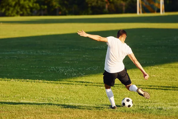 Donne Coup Pied Jeune Footballeur Entraîne Sur Terrain Sport — Photo