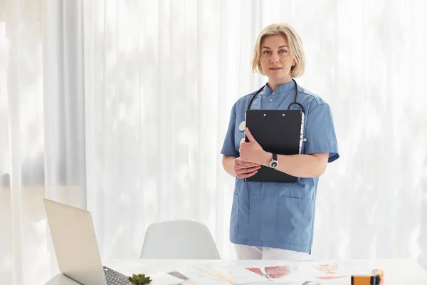 Nell Armadietto Medico Donna Professionista Mezza Età Uniforme Con Stetoscopio — Foto Stock