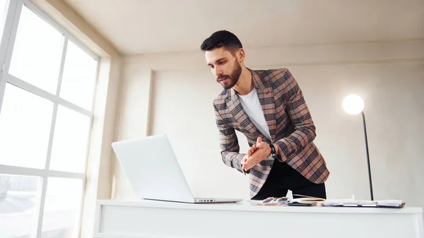 Trabaja Oficina Joven Hombre Negocios Con Estilo Traje Interior Concepción — Foto de Stock