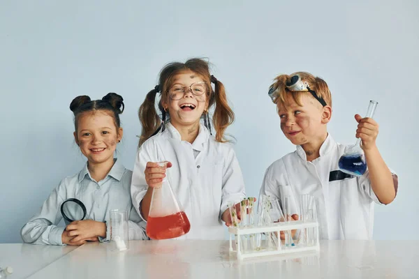 Mutlu Arkadaşlar Gülümsüyor Beyaz Önlüklü Çocuklar Laboratuarda Ekipman Kullanarak Bilim — Stok fotoğraf