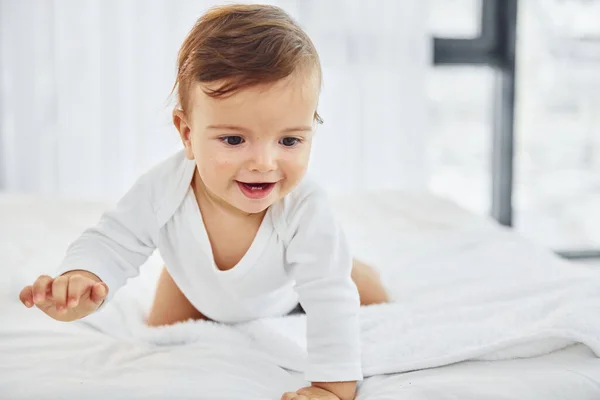 Spaß Haben Niedliches Kleines Baby Ist Drinnen Häuslichen Raum — Stockfoto