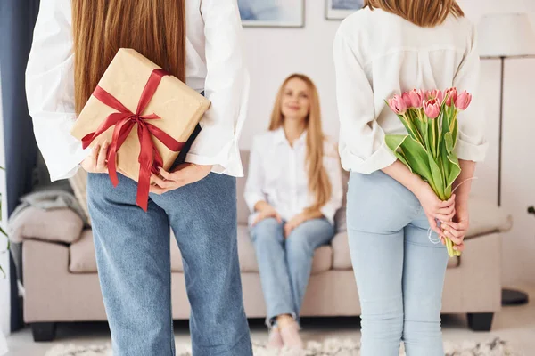 Caixa Presente Flores Jovem Mãe Com Suas Duas Filhas Casa — Fotografia de Stock