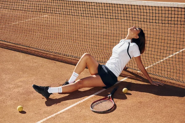 Sitzen Der Nähe Des Netzes Tennisspielerin Steht Tagsüber Auf Dem — Stockfoto