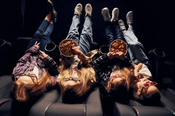 Смачний Попкорн Група Дітей Які Сидять Кіно Переглядають Фільм Разом — стокове фото