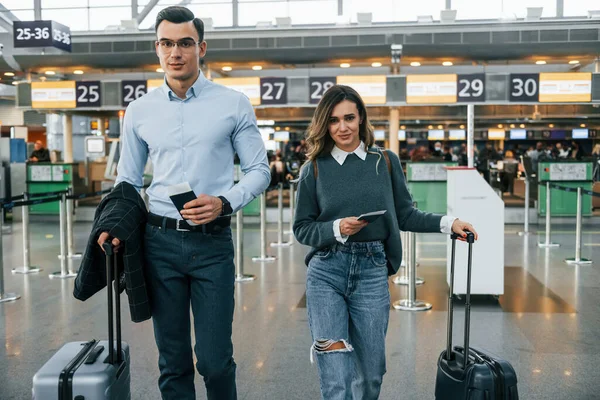 Vorwärts Gehen Junges Paar Ist Gemeinsam Flughafen — Stockfoto