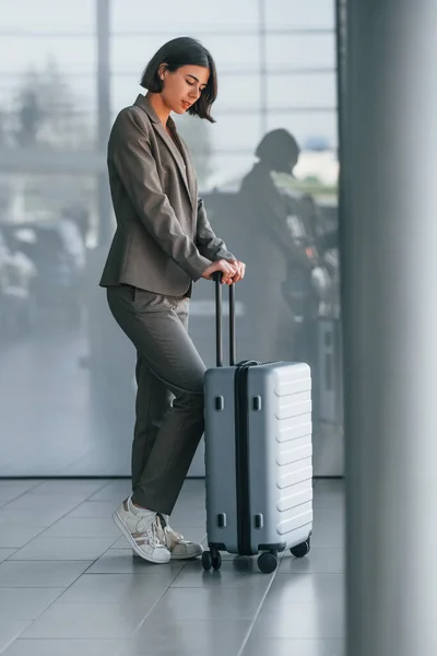 Gegen Eine Wand Mit Reflexion Frau Mit Gepäck Steht Drinnen — Stockfoto