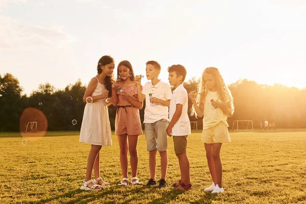 Illuminé Par Lumière Soleil Debout Sur Terrain Sport Groupe Enfants — Photo