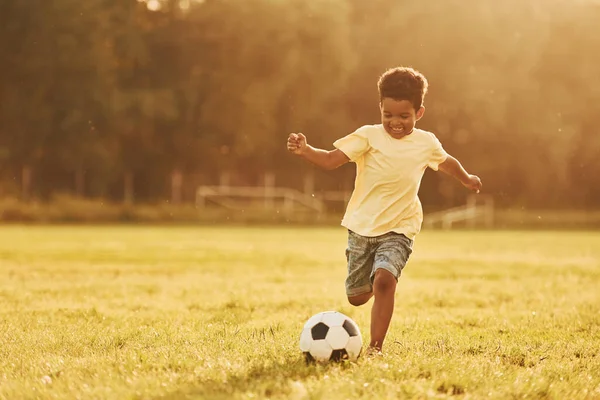 Gra Piłkę Nożną Afrykańskie Amerykańskie Dziecko Bawi Się Polu Letni — Zdjęcie stockowe