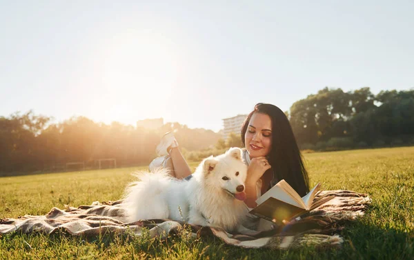 Tempo Quente Mulher Com Seu Cão Está Divertindo Campo Dia — Fotografia de Stock