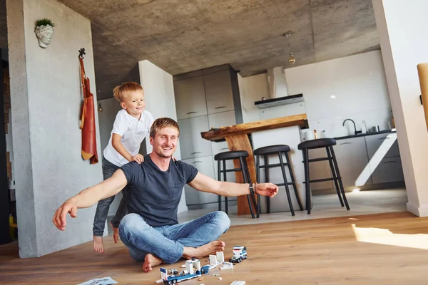 Descanso Fin Semana Padre Hijo Están Juntos Casa —  Fotos de Stock