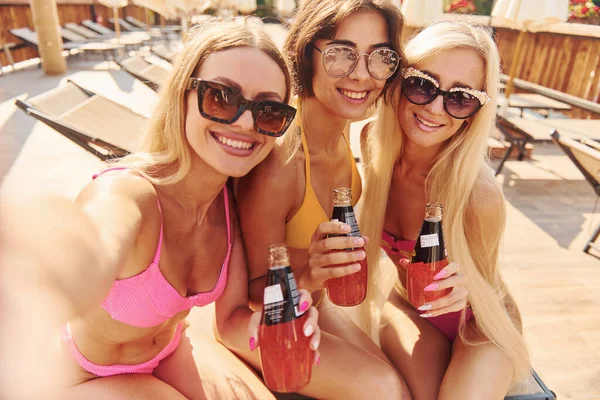 Fazer Selfie Mulheres Maiô Divertem Livre Juntas Verão — Fotografia de Stock