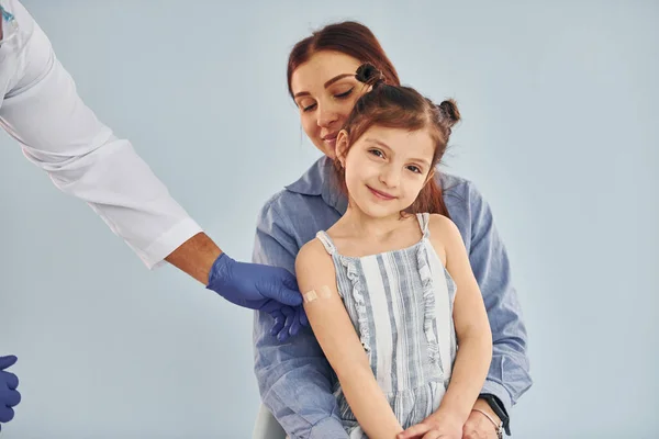 Mère Avec Petite Fille Est Hôpital Avec Médecin Afro Américain — Photo