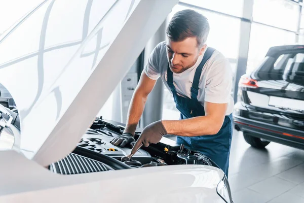 Servicio Calidad Hombre Joven Camisa Blanca Azul Uniforme Reparación Automóviles — Foto de Stock