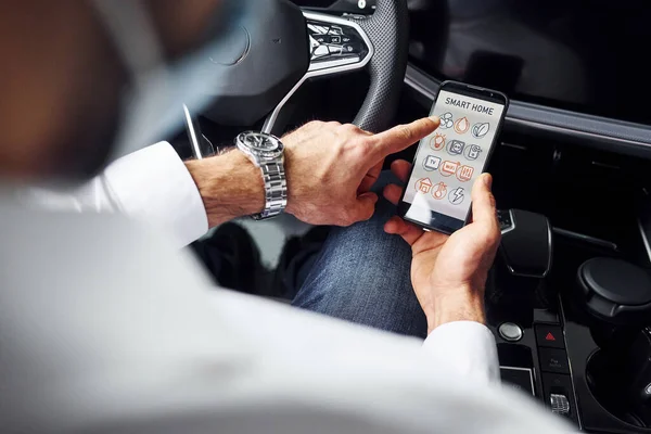 Giovane Uomo Camicia Bianca Seduto All Interno Una Nuova Automobile — Foto Stock