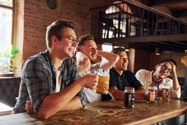 Con Cerveza Las Manos Gente Con Ropa Casual Sentada Pub — Foto de Stock