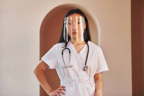 Abiti Protettivi Giovane Serio Asiatico Donna Standing Indoor — Foto Stock