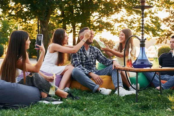 Drinkspel Groep Jongeren Geeft Overdag Een Feestje Het Park — Stockfoto
