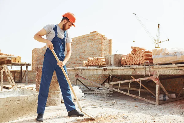 Dne Mladý Stavební Dělník Uniformě Zaneprázdněn Nedokončeném Domě — Stock fotografie