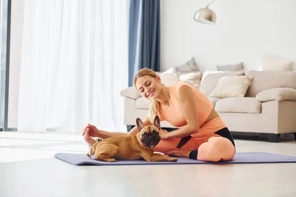 Hora Ioga Mulher Com Cão Pug Está Casa Durante Dia — Fotografia de Stock