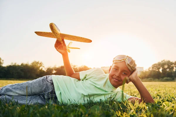 Afroamerikanische Kinder Haben Sommer Tagsüber Spaß Auf Dem Feld — Stockfoto