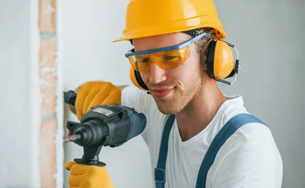 Retrato Joven Que Trabaja Uniforme Durante Construcción Durante Día — Foto de Stock