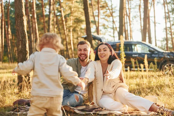 肯定的な感情 父と母と娘の幸せな家族が森の中にいる — ストック写真