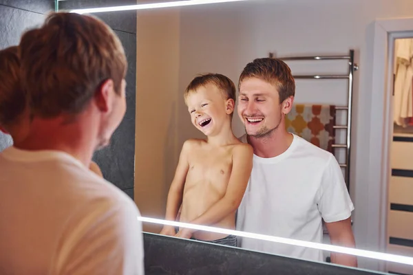 Guardarsi Allo Specchio Bagno Padre Figlio Sono Casa Insieme — Foto Stock