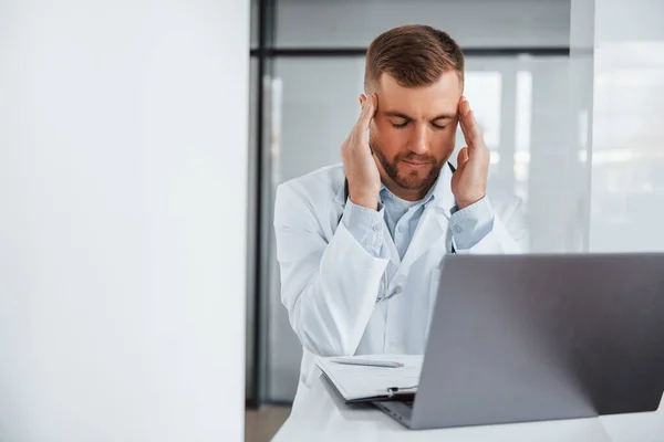 Dizüstü Bilgisayar Kullanmak Yorgun Hissetmek Klinikte Beyaz Önlüklü Profesyonel Doktor — Stok fotoğraf