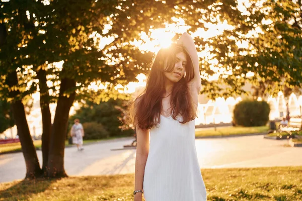 Позування Фотоапарат Жінка Стоїть Осінньому Парку Прекрасне Сонце — стокове фото