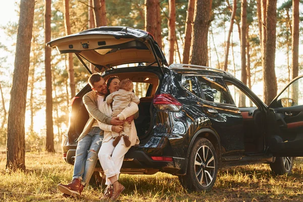 Appuie Sur Voiture Heureuse Famille Père Mère Petite Fille Est — Photo