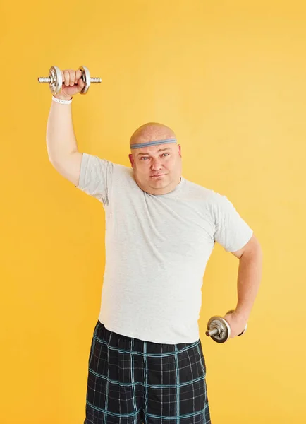 Übungen Mit Kurzhanteln Lustiger Übergewichtiger Mann Mit Sportlicher Krawatte Vor — Stockfoto