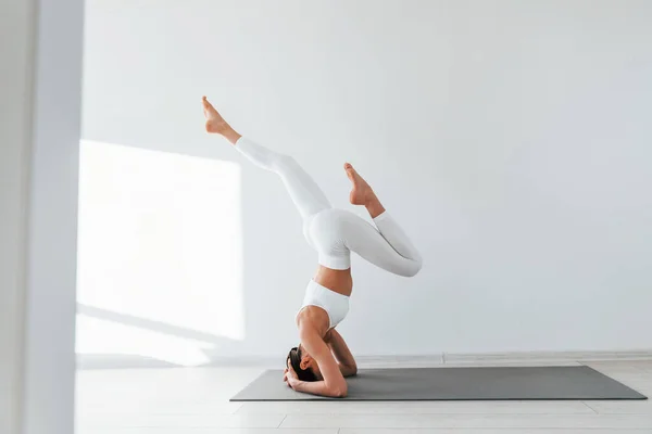 Fazer Exercícios Mulher Caucasiana Jovem Com Forma Corpo Magro Está — Fotografia de Stock