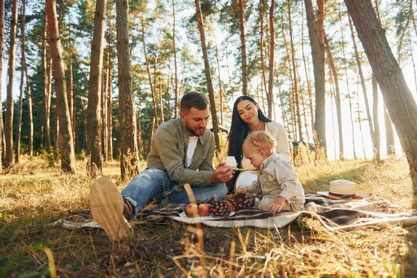 Comiendo Algo Comida Familia Feliz Padre Madre Hija Pequeña Está —  Fotos de Stock