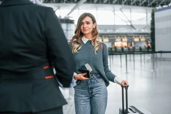 Pass Verfahren Junge Touristin Ist Tagsüber Flughafen — Stockfoto