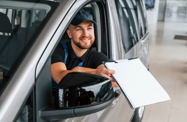 Sentado Vehículo Documento Retención Repartidor Uniforme Está Dentro Con Coche — Foto de Stock