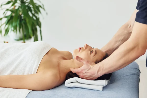 Massaggio Alla Testa Giovane Donna Sdraiata Quando Uomo Facendo Procedura — Foto Stock