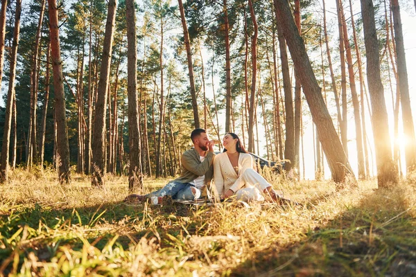 森の中の地面に座って幸せなカップル — ストック写真