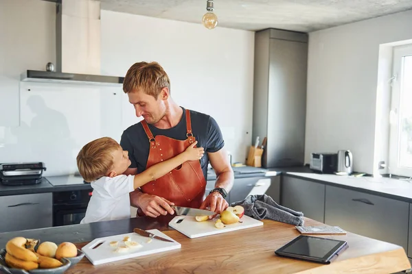 Υγιεινή Τροφή Πατέρας Και Γιος Είναι Στο Σπίτι Μαζί — Φωτογραφία Αρχείου